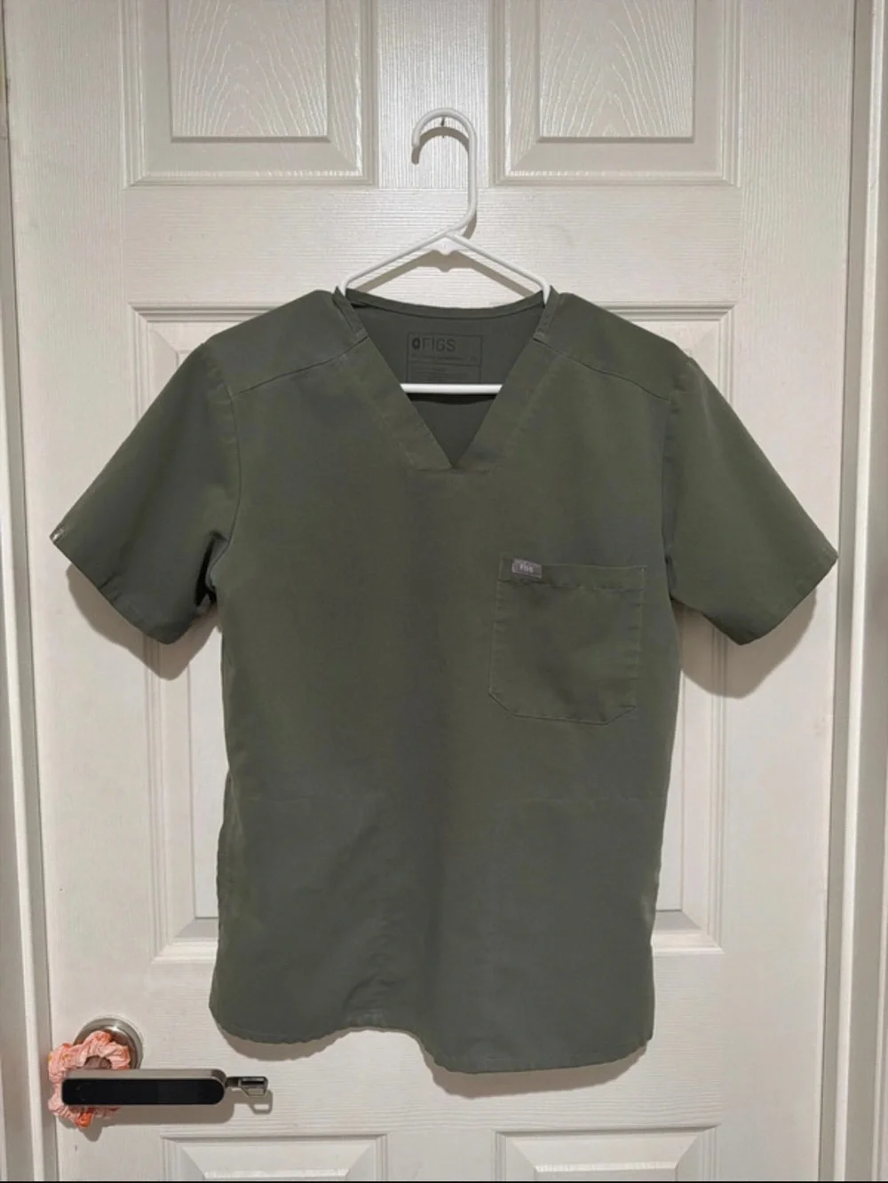 FIGS Men's Chisec Scrub Top Moss
